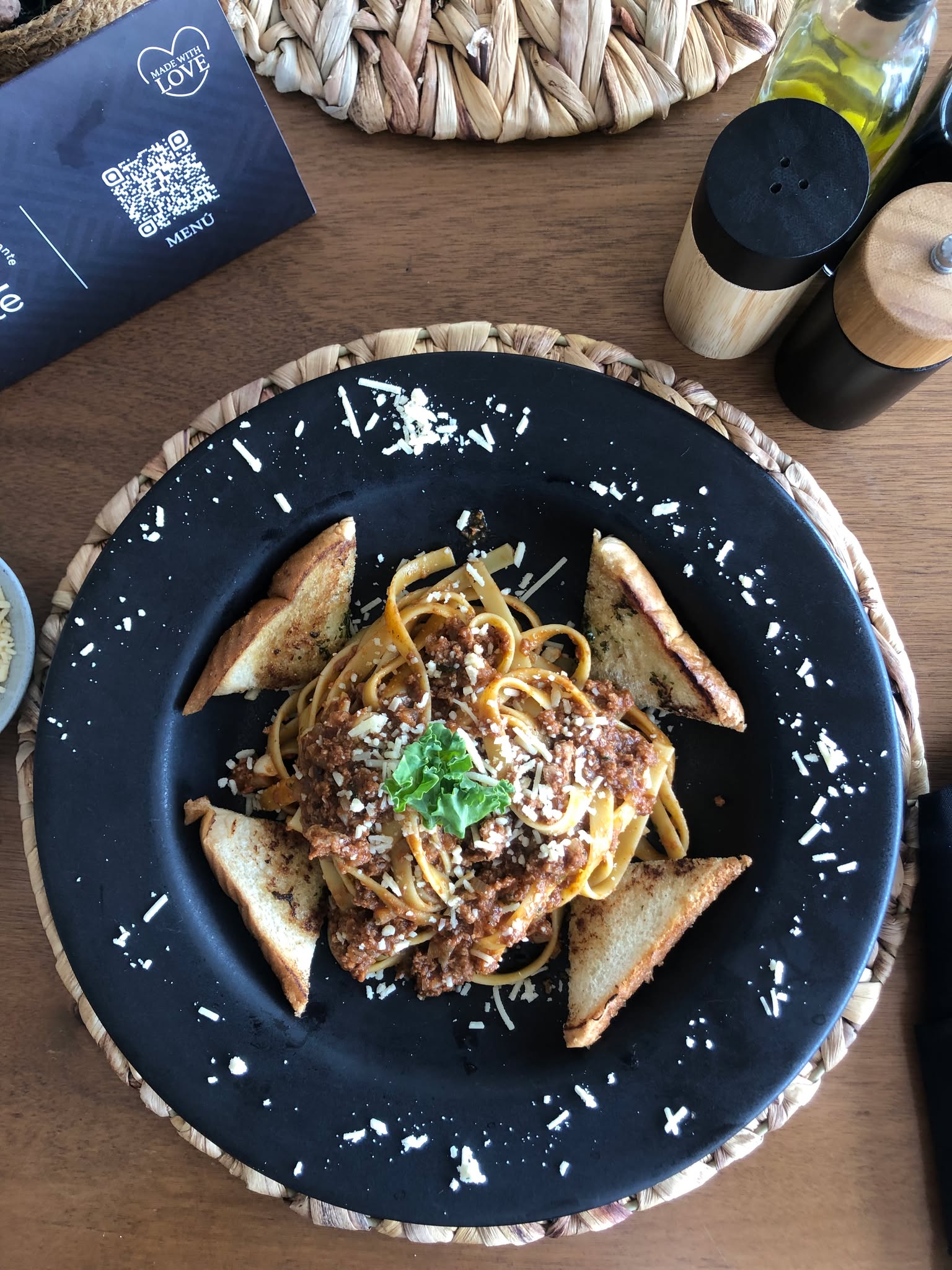Restaurante de hotel en Laureles Medellín con desayuno incluido para huéspedes