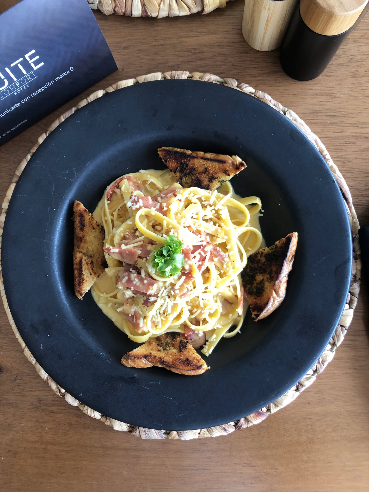 Restaurante del Hotel Suite Comfort en Medellín con opciones de alimentación