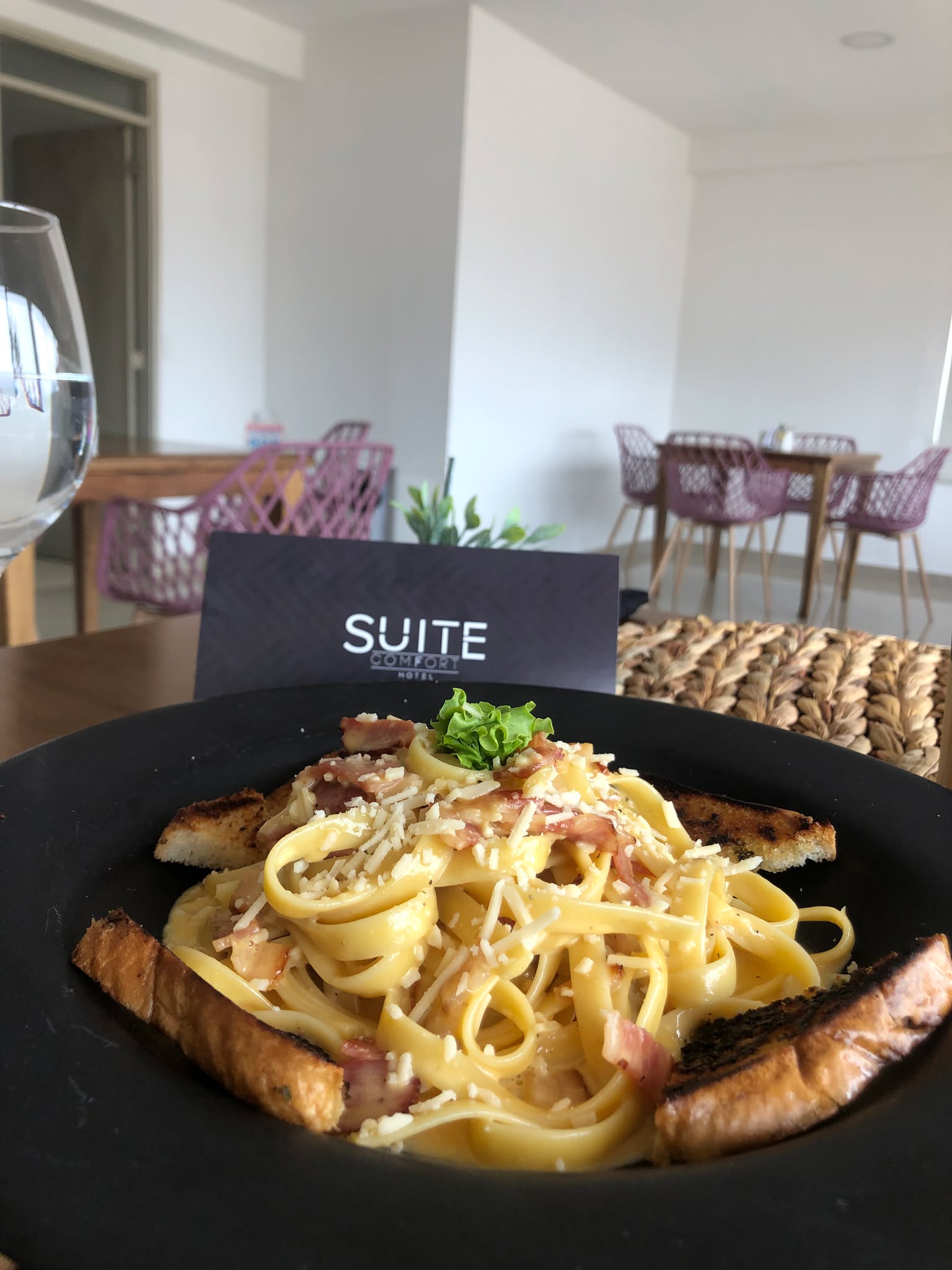 Comida en restaurante de Suite Comfort Hotel Medellín durante la estadía