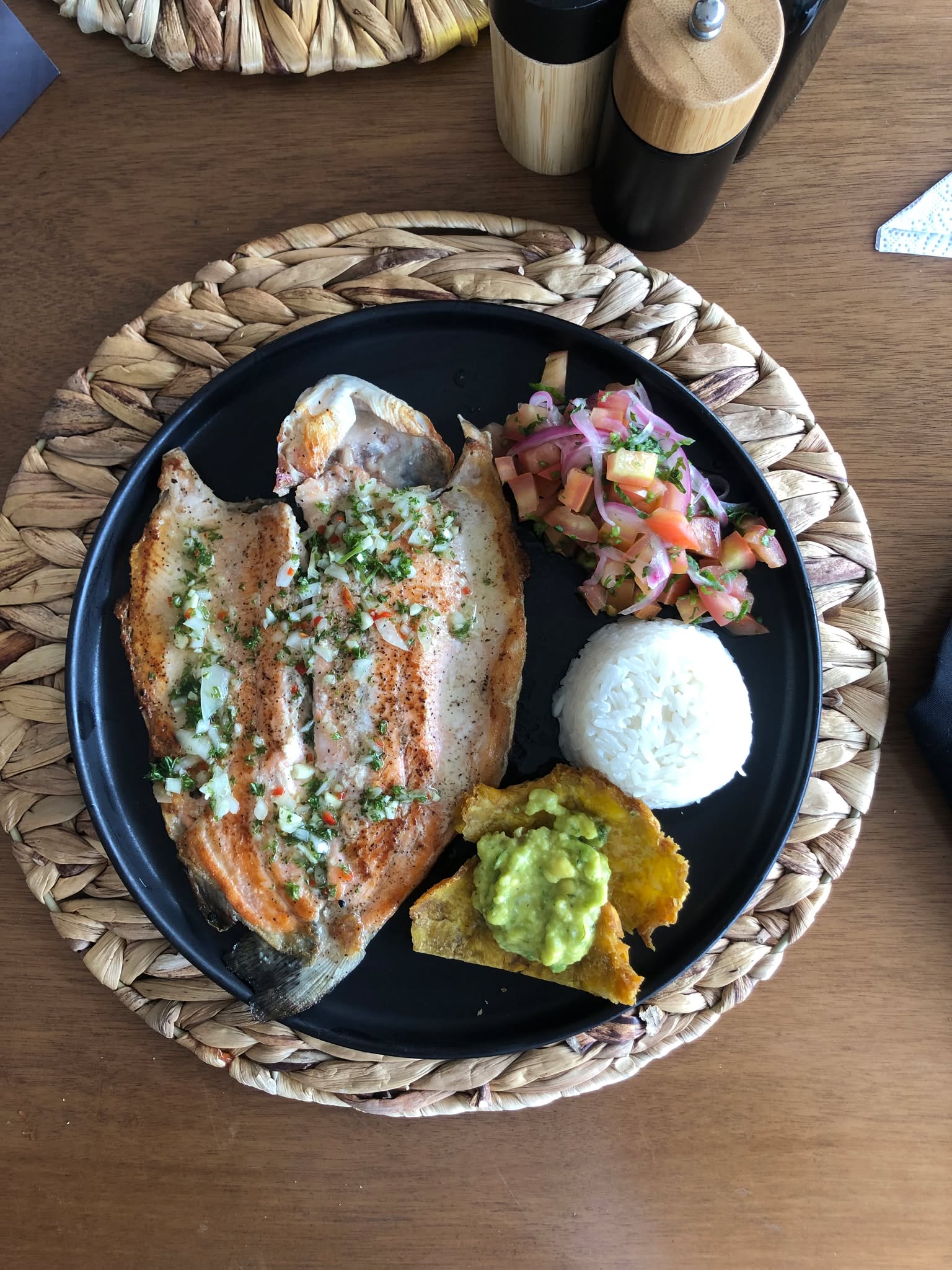 Restaurante de hotel Suite Comfort en Laureles Medellín con platos disponibles para huéspedes