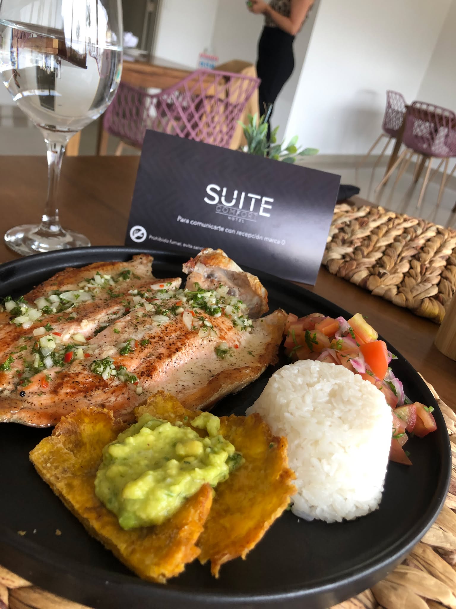 Desayuno incluido en hotel Suite Comfort Medellín para huéspedes en Laureles