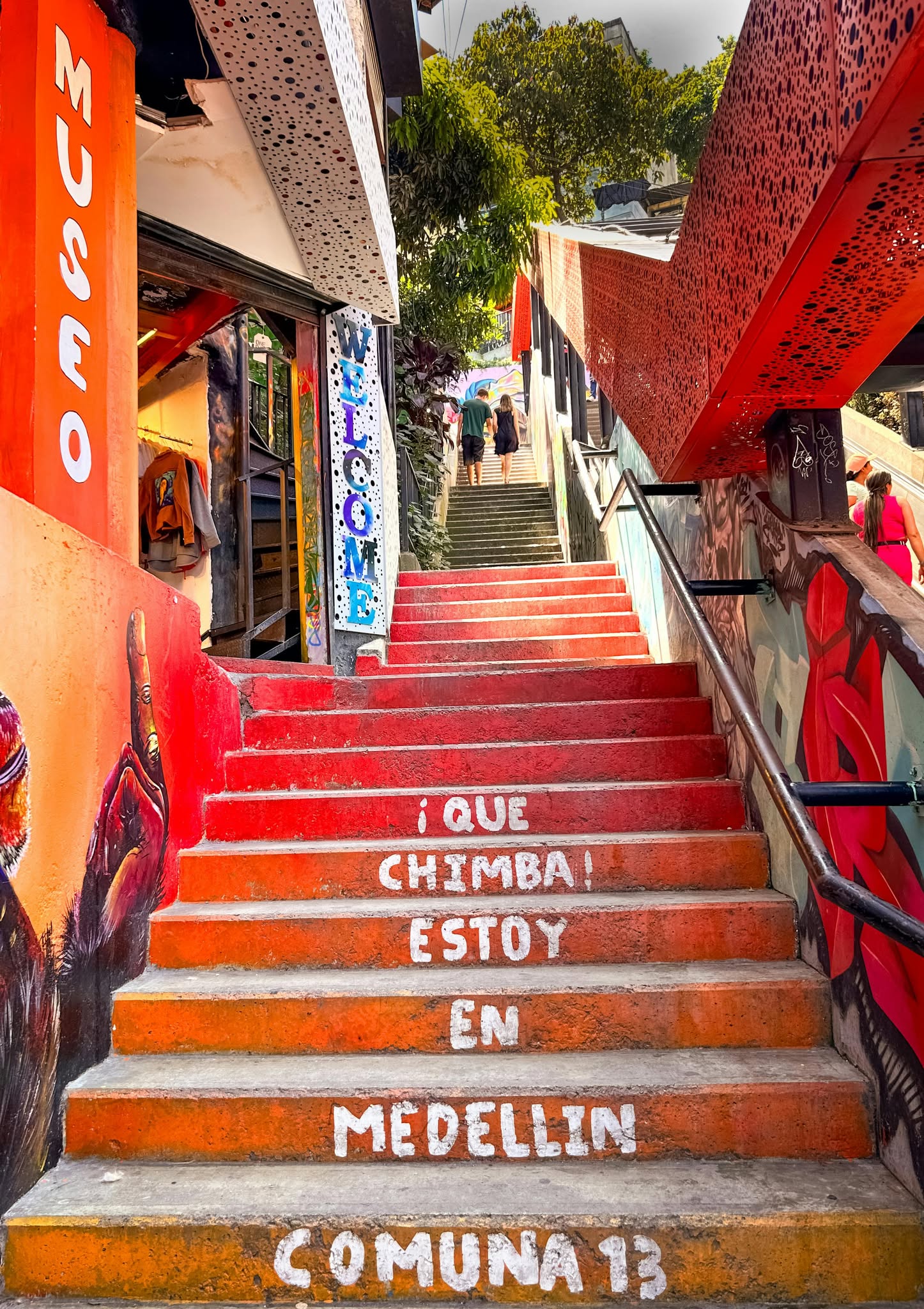 Hotel cerca de la Comuna 13 Medellín para visitar las escaleras de colores en San Javier