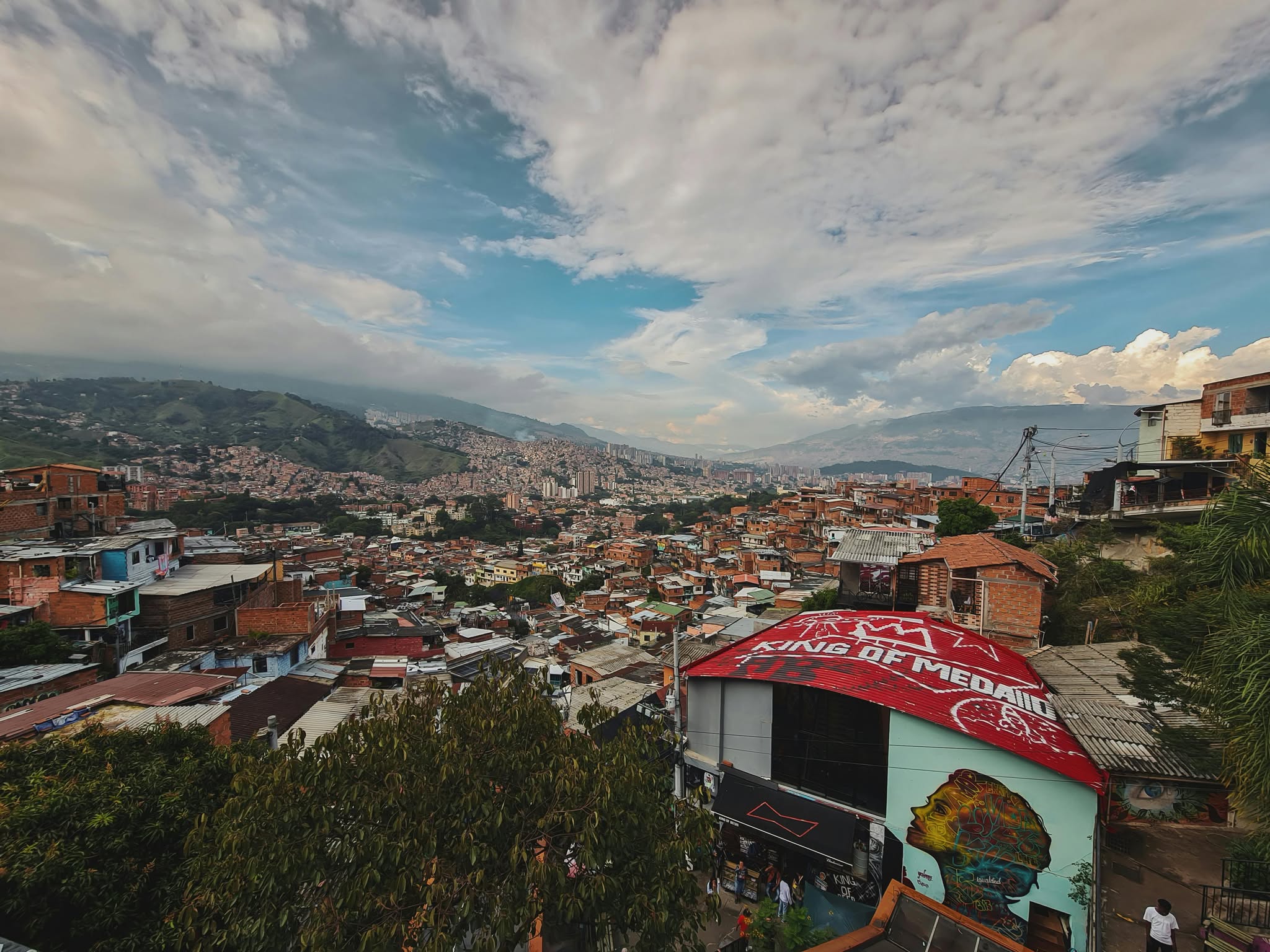 Hotel cerca de la Comuna 13 Medellín ubicado en Laureles para turistas que visitan la ciudad