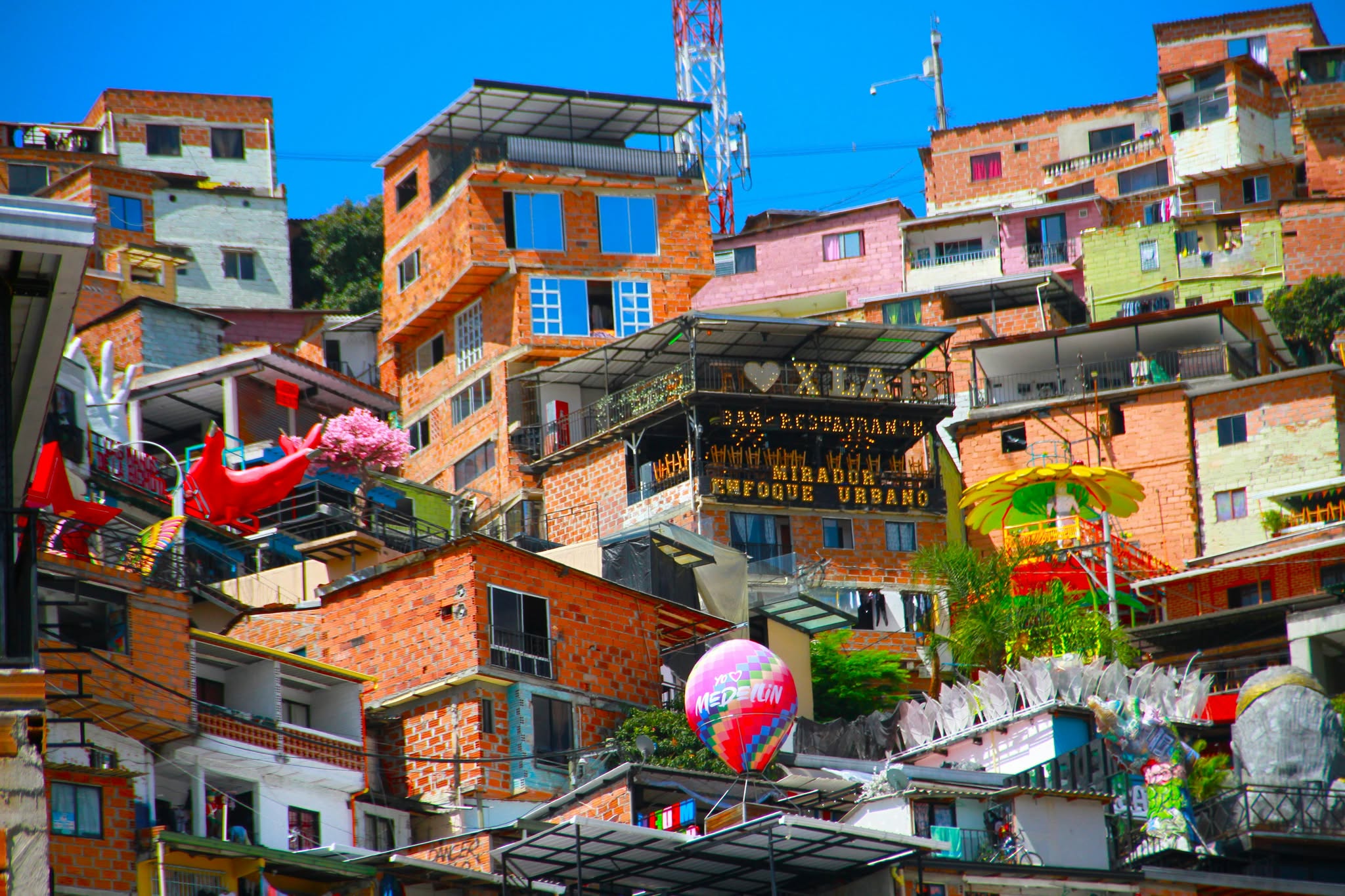 Hotel cerca de la Comuna 13 Medellín con acceso a murales y arte urbano desde Laureles