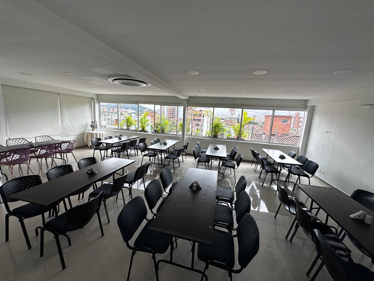 salón de reuniones en Medellín en Hotel Suite Comfort para eventos corporativos